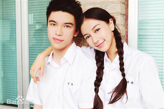 Baby與弟弟昔日合照。(取自百度百科)