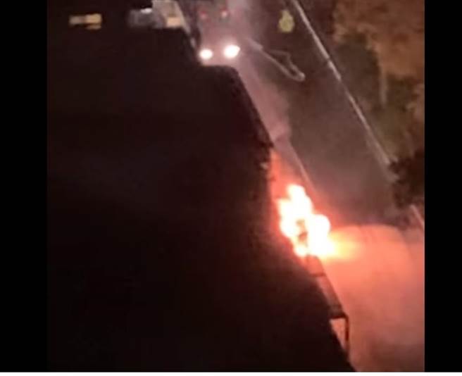 休旅車今（9日）凌晨1時許行經新北市新店區中興路二段，車頭突然開始冒煙，瞬間起火燃燒。（摘自臉書我們是新店人）
