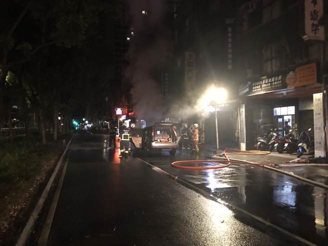 新北市消防局獲報20名消防員、4輛消防車、2輛救護車前往救援，隨即將火勢撲滅。（翻攝照片）