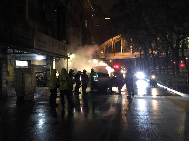 新北市消防局獲報20名消防員、4輛消防車、2輛救護車前往救援，隨即將火勢撲滅。（翻攝照片）