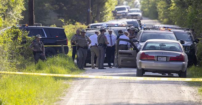 美國德州中部肯特摩爾櫥櫃店（Kent Moore Cabinets）疑似員工開槍濫射，警方8日在貝迪亞斯（Bedias）逮捕嫌犯。（美聯社）