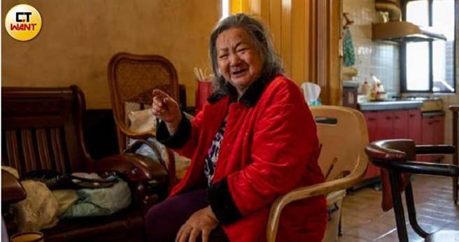 骆男为逃羁押，瞎扯要照顾岳母，岳母痛斥他胡说八道。（图／宋岱融摄）