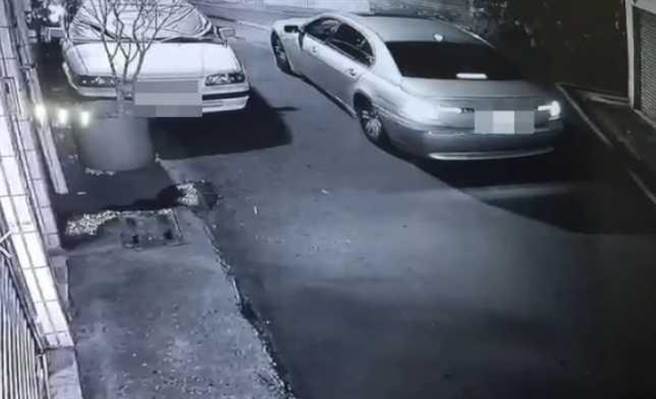 路邊監視器當時錄下駱男行兇後，駕車離去畫面。（圖／讀者提供）