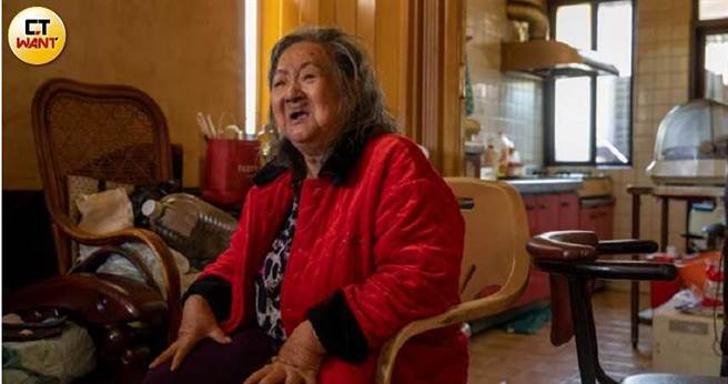 洪女母亲泣诉盼法院判骆男死刑，一命赔一命。（图／宋岱融摄）