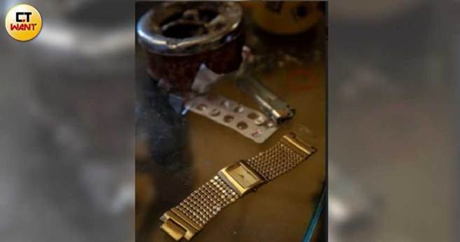 死者洪姓女子母亲如今靠着女儿留下的手表「睹物思女」。（图／宋岱融摄）