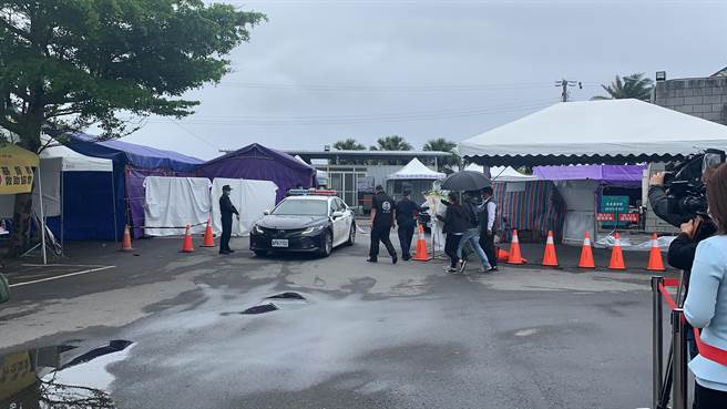 黄巧玲的哥哥特地陪着妹妹遗体回家。（黄婉婷摄）