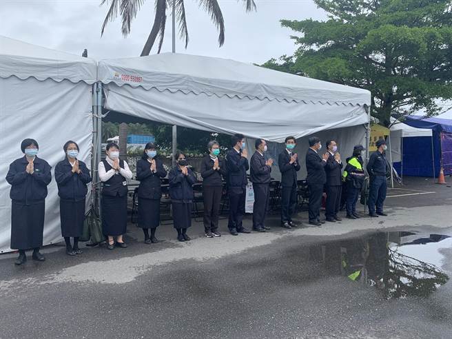 慈济科技大学的师生特地前来为优秀校友送行。（黄婉婷摄）