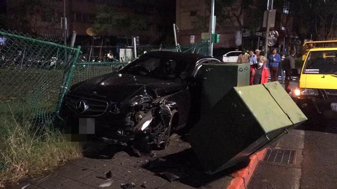 周姓男子开宾士自撞变电箱。（警方提供）