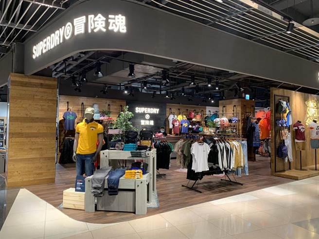 英國潮牌Superdry回歸台灣首號店落腳大江購物中心。（圖／大江提供）