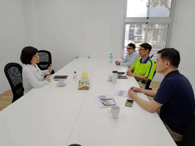 陈美伶（左）担任赢地「新创谘询总顾问」。（台南市经发局提供／曹婷婷台南传真）