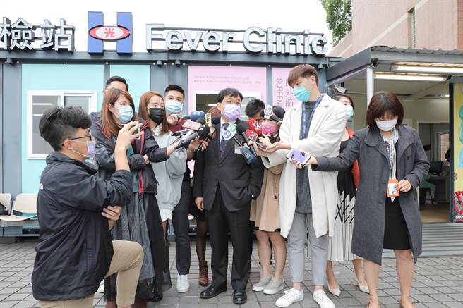 台帛泡泡首發團旅客今採檢，新光醫院副院長洪子仁親自說明情形。（新光醫院提供）