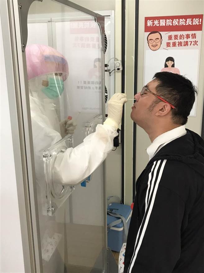 民眾接受採檢。（新光醫院提供）