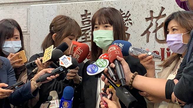 主任检察官周芳怡受访说明台铁事故侦办进度。（王志伟摄）