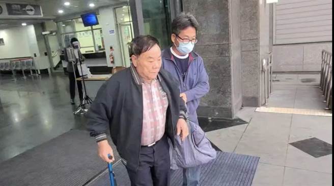 东新营造负责人黄平和经过整晚侦讯，今天上午被400万元交保、步出地检署大门。（王志伟摄）