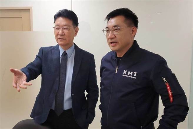 中广董事长赵少康（左）、国民党主席江启臣（右）。（图／国民党提供）