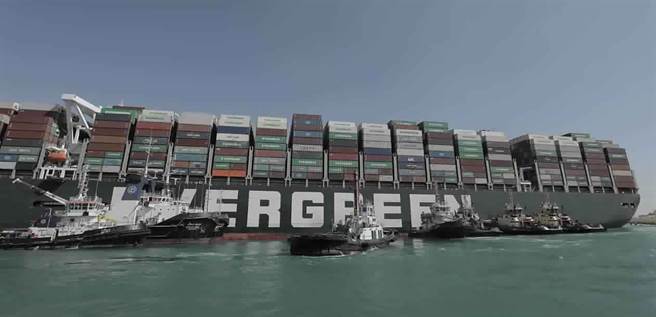 长荣海运货柜轮「长赐」号3月28日卡在苏伊士运河的资料照。（苏伊士运河当局）