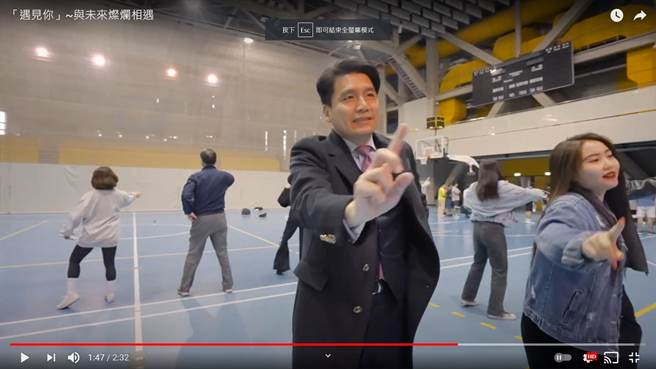 有「文大梁朝偉」之稱的教務長方元沂(中)負責「揪團」，邀請主管們一同入鏡，展現舞蹈。(李侑珊截圖)