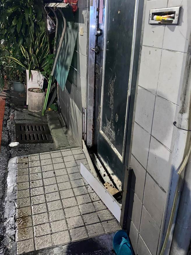 一名居住在中和的女子透露，邻居家很脏乱，门缝中溢出蟑螂军团，让人看了头皮发麻，忍不住作呕。（图／翻摄自我是中和人）