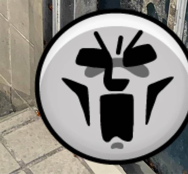 一名居住在中和的女子分享，一楼邻居家环境脏乱，门缝溢出蟑螂军团，让人隐隐作呕。（图／翻摄自我是中和人）