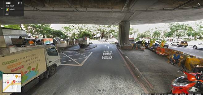 蔡姓驾驶沿着台北市辛亥路一段迴转专用道转弯，因未打方向灯挨罚1200元，但法官认为沿着该条道路线型转弯行驶，依交通部函释不必打方向灯，判决撤罚。（翻摄自Google地图）