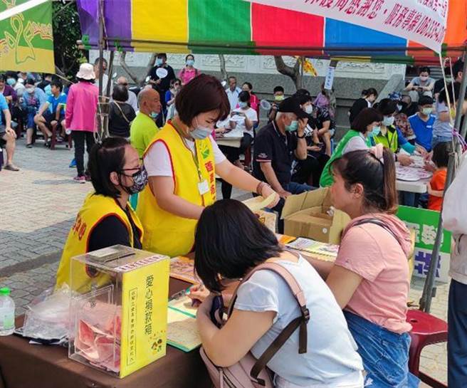 台南市政府環保局今年清明期間與轄內10個社福團體合作推廣推動「以功代金」，獲得不少民眾響應。（環保局提供／洪榮志台南傳真）