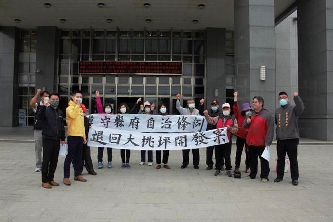 苗栗县造桥乡「反大桃坪土石堆置场自救会」，9日前往县府前广场拉白布条抗议，要求县府遵守自治条例，退回大桃坪土石堆置场申请案，县议员陈光轩、黎焕强、宋国鼎到场声援。（巫静婷摄）