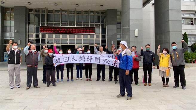 苗栗县造桥乡「反大桃坪土石堆置场自救会」，9日前往县府前广场拉白布条抗议，要求县府遵守自治条例，退回大桃坪土石堆置场申请案。（巫静婷摄）