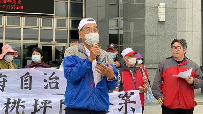 苗栗县造桥乡「反大桃坪土石堆置场自救会」，9日前往县府前广场拉白布条抗议，自救会会长李礼炉强调「废弃物不论有毒、无毒，居民都不要」，要求县府遵守自治条例，退回大桃坪土石堆置场申请案。（巫静婷摄）