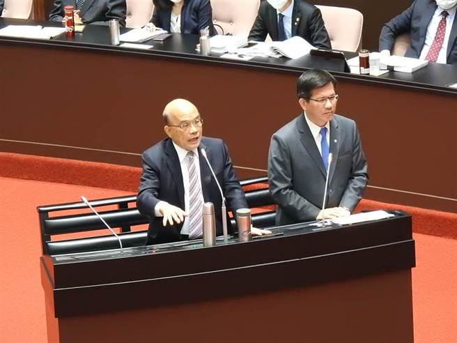 行政院长苏贞昌（左）、交通部长林佳龙（右）日前到立院接受施政总质询。（图为中时资料照）