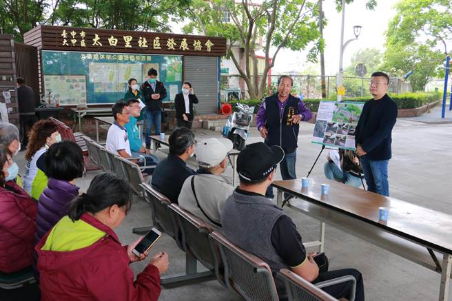 大甲二高橋下休憩空間無法如廁，立法院副院長蔡其昌今天會勘促改善。（陳淑娥攝）