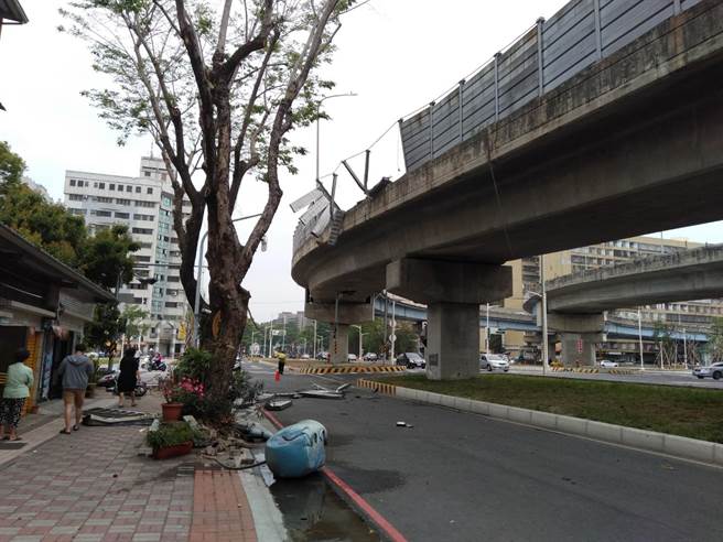 隔音墙破片、车体储备水箱均砸落中华一路路面。（高市鼓山警分局提供／袁庭尧高雄传真）