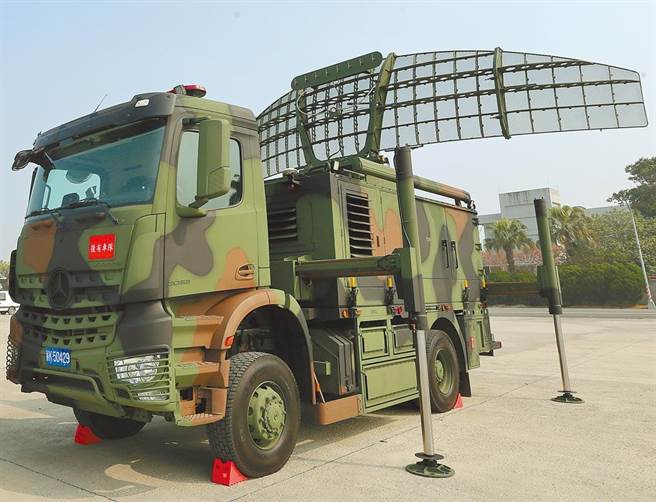 国军已在澎湖部署机动的车载式被动雷达，可侦测匿踪的歼-20战机。图为机动雷达车组中的「天线装备车」，配备远程平面搜索雷达，侦搜距离可达130浬。（陈怡诚摄）