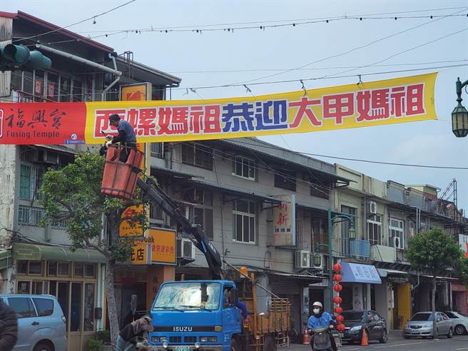 大甲妈祖11日傍晚将抵西螺大桥，西螺福兴宫义工布置欢迎大甲妈祖布条。（周丽兰摄）