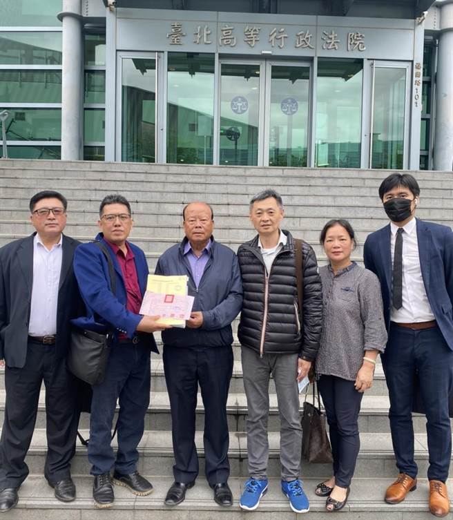 金门县110年度总预算遭删冻近20亿元造成府会对立，7名非议长派议员跨海赴台开辟第2战场，递状向台北高等行政法院告发违反审查程序。（金门县副议长周子杰提供）