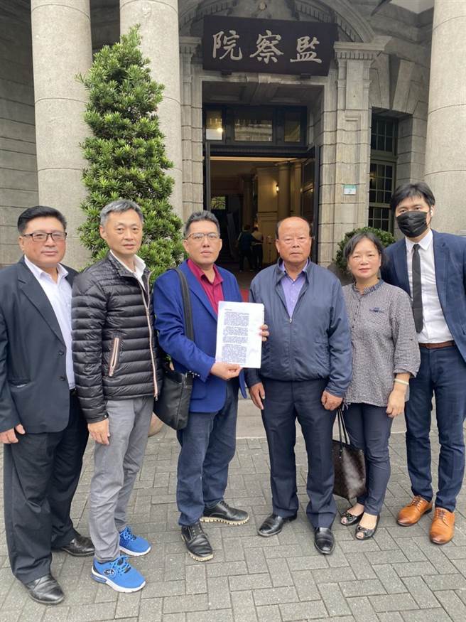 金门县110年度总预算遭删冻近20亿元造成府会对立，7名非议长派议员跨海赴台开辟第2战场，递状向监察院告发违反审查程序。（金门县副议长周子杰提供）