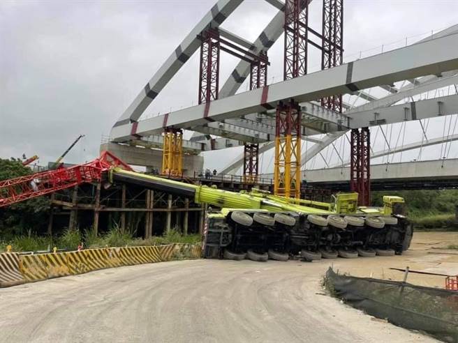 捷运三莺线工程昨发生大型吊车翻覆意外，所幸无人伤亡。新北市捷运局表示，已进行事故检讨，将依契约约定处以罚锾，监造单位也会严加查核。（记者蔡雯如翻摄）