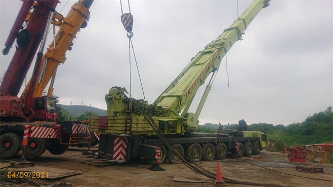 捷运三莺线工程昨发生大型吊车翻覆意外，所幸无人伤亡。新北市捷运局表示，已进行事故检讨，将依契约约定处以罚锾，监造单位也会严加查核。（三峡区公所提供）