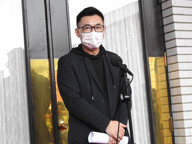 国民党主席江启臣上午在议场前受访。（赵婉淳摄）