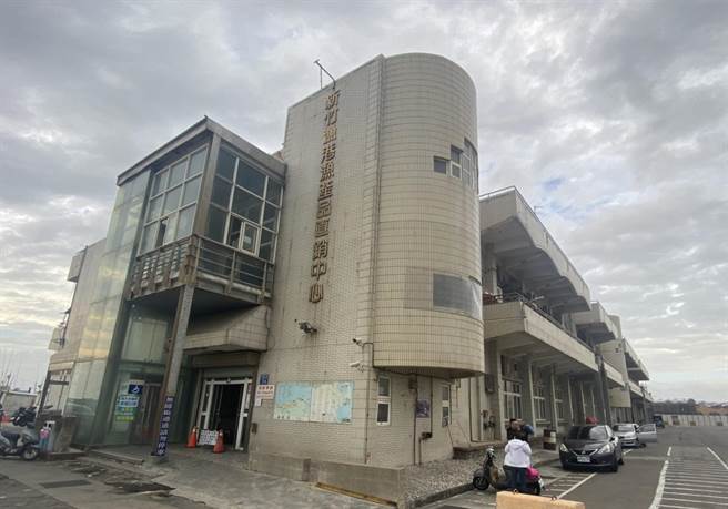 新竹市政府9日在市议会临时会中，针对「新竹渔港直销中心摊商整建工程」作专案报告，其中，摊商将迁入的「黄金沙滩色系」大棚架将于6月完工。（陈育贤摄）