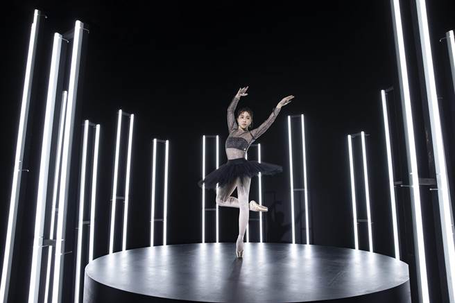 艾薇日前拍摄新歌〈绝美〉MV。（环球唱片提供）