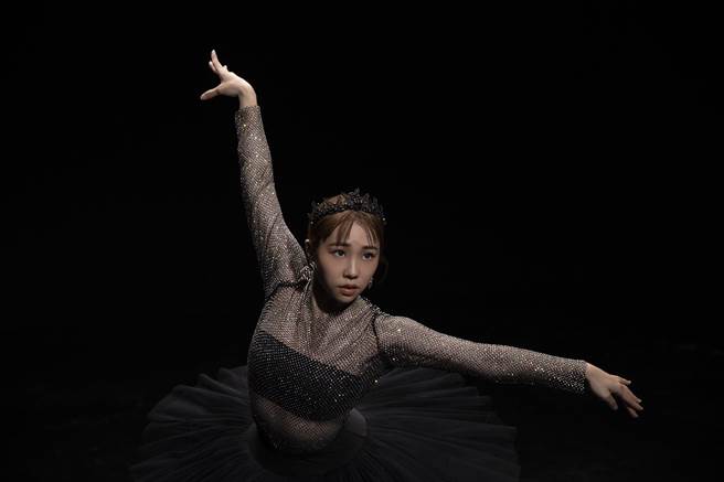 艾薇日前拍摄新歌〈绝美〉MV。（环球唱片提供）