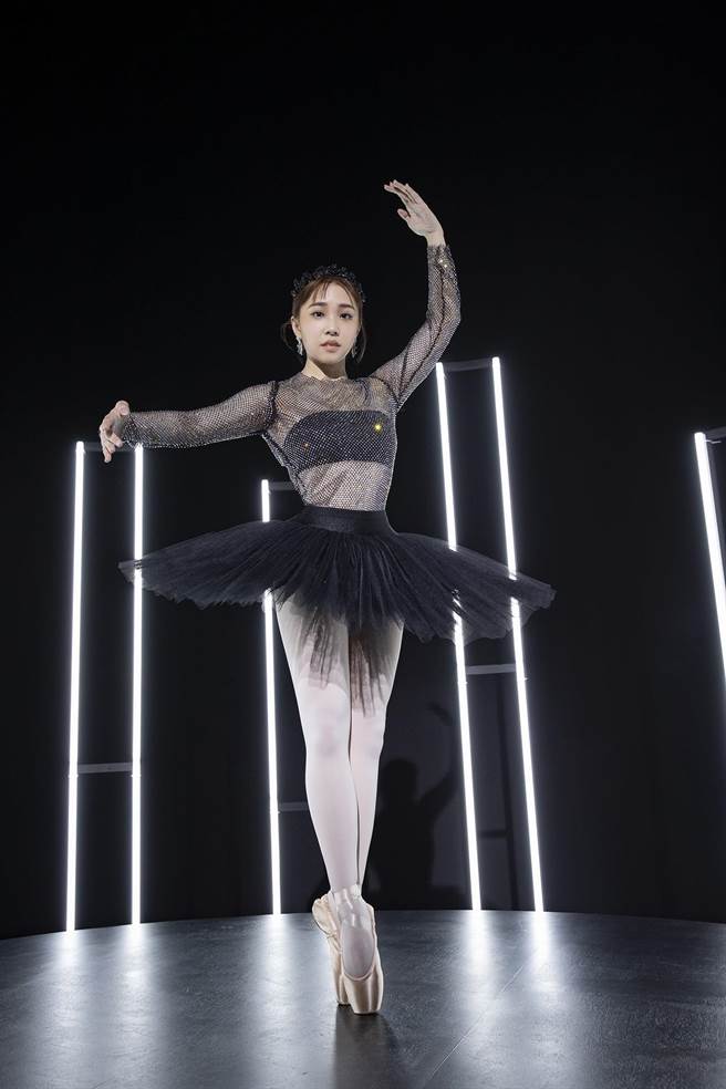 艾薇日前拍摄新歌〈绝美〉MV。（环球唱片提供）