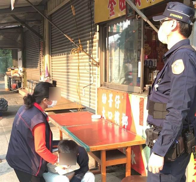 台中市一名住院中的男子，外出吃早餐卻遲未回，員警速找到人，原來身體不適在路旁店家休息。（民眾提供／盧金足台中傳真）