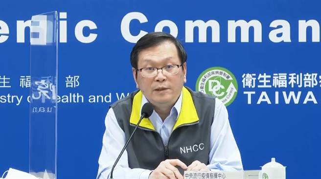 AZ疫苗將開放第三類人員施打，但仍未開放自費民眾，莊人祥表示未來若開放，將會朝免支付疫苗成本的方式向民眾收費。（圖／指揮中心提供）