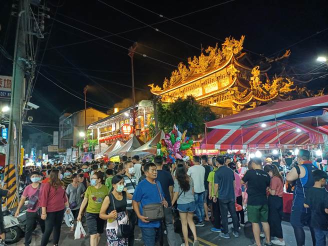 去年因疫情影响，北斗公所未规划临时摊位出租，今年疫情趋缓恢復办理，每摊千元的租金，吸引摊贩争相卡位，8日上午开放登记，一共449个摊位，首日就登记335个。(吴建辉摄)