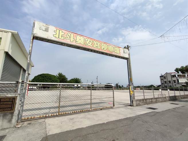 北斗奠安宫预估今年疫情趋缓，人潮将恢復往年，但为减少群聚感染，预计将在占地将近2分的停车场搭设帆布，并设置临时厕所、物资区等供民眾休息，尽量减少群聚感染风险。(吴建辉摄)