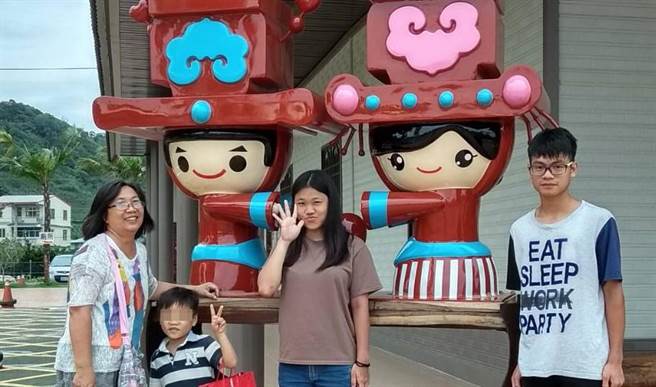 寄養媽媽蘇錦紅（左）悉心照顧寄養童，希望他們能邁向新人生。（南台中家扶提供／盧金足台中傳真）