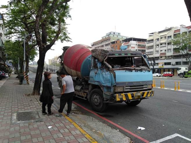 水泥预拌车在中华路桥上擦撞隔音墙，右侧车头毁损。（高市鼓山警分局提供／袁庭尧高雄传真）