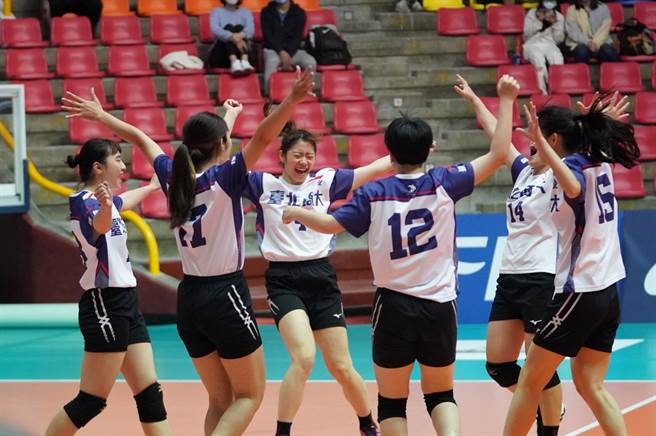 台北商大球员在场中兴奋庆祝得分。(大专体总提供)