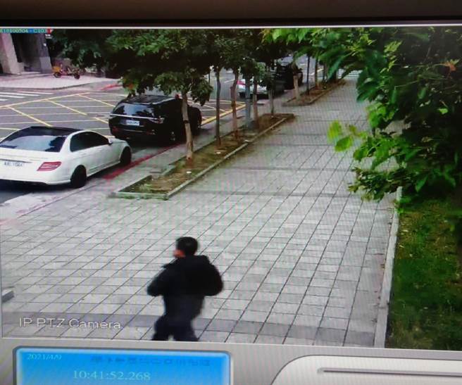 孙男在士检大门前伏击王姓妇人。（士检提供）